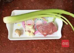 Illustration of how to make fried meat with celery 1