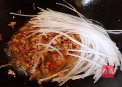 Illustration of how ants climb a tree 11