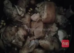 Soybean braised pig's trotters recipe 4