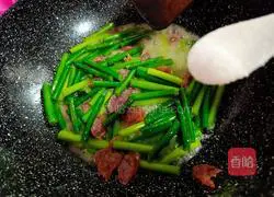 Illustration of how to make fried sausage and garlic sprouts 6