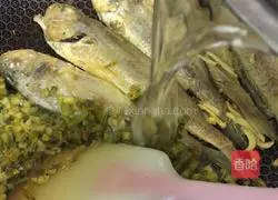 Illustration of how to make fried yellow croaker with pickled vegetables 8