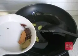 Illustration of how to make peanut stewed chicken feet 5