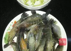 Illustration of how to make salt and pepper shrimp 1