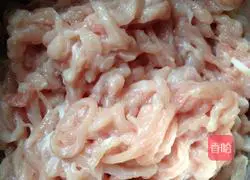 Illustration of making shredded pork with pickled mustard 4