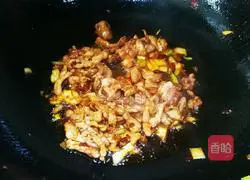 Illustration of how to stir-fry shredded pork with enoki mushrooms 6