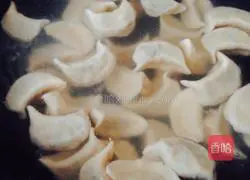 Illustration of how to make leek and pork dumplings 14