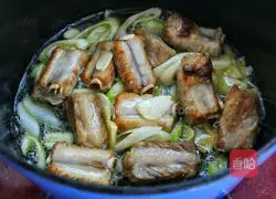 Illustration of how to make taro-roasted pork ribs 8