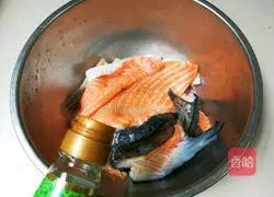 Illustration of how to make salmon bones with chopped green onion 10