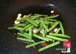 Illustration of how to make potato braised beans 4