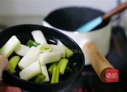 Illustration of how to cook hairy crabs with green onion meat segments 3