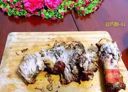 Illustration of how to make braised pork elbows with rock sugar 11