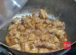 Illustration of how to stir-fry pork ribs with garlic moss in Korean sauce 3