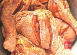 Illustration of how to cook salt-baked chicken legs in rice cooker 5