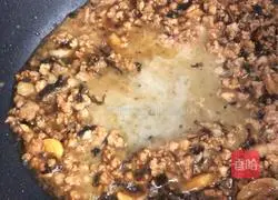 Illustration of how to steam mustard greens with pickled pork floss and mustard gallbladder 6