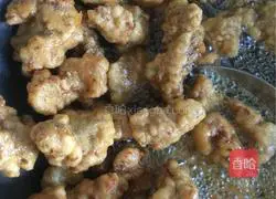 Illustration of how to make crispy cumin meat pieces 4