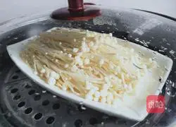 Illustration of how to make enoki mushrooms with chopped pepper 3