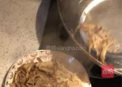 Illustration of how to braise smoked bamboo shoots in oil, shredded smoked bamboo shoots and dried fried meat 3
