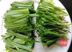 Illustration of how to stir-fry leeks and shrimps 3