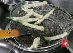 Illustration of how to make pan-fried asparagus rolls 3