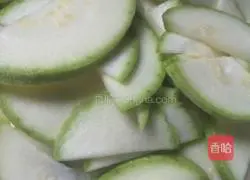 Illustration of how to make green pepper, shredded pork and zucchini 1