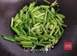 Illustration of how to make scrambled eggs with chive flowers 4