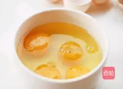 Illustration of how to stir-fry pine nuts with eggs 3