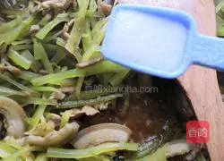 Illustration of how to stir-fry shredded pork with green bamboo shoots 7