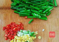 Illustration of how to make fried bacon with garlic moss 3