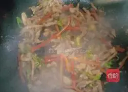 Illustration of how to stir-fry shredded pork with potatoes 7