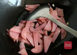 Illustration of how to make green pepper, ham and scrambled eggs 3