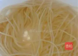 Illustration of how to make spinach vermicelli 1