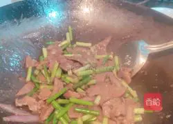 Illustration of how to stir-fry pork liver with garlic sprouts 11