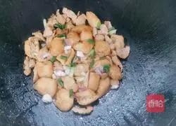 Illustration of how to stir-fry lean meat with fried tofu 7