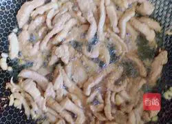 Illustration of how to stir-fry lean meat vermicelli 4