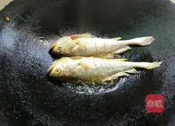 Illustration of how to make fried yellow croaker 4