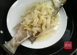 Illustration of how to steam seabass with pickled cabbage 10