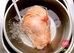 Illustration of how to make braised pork elbows with rock sugar 2