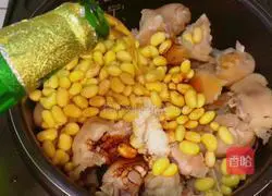 Illustration of how to make a lazy version of pig trotters stewed with soybeans without using a drop of oil or water 9