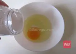 Illustration of how to make golden egg rolls 1