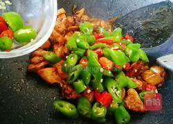 Illustration of how to make spicy stir-fried chicken diced 5