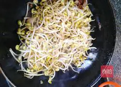 Illustration of how to make fried soybean sprouts with meat 4