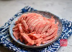 Illustration of how to stir-fry bacon with garlic sprouts 1