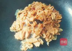 Illustration of how to stew fresh meat and dried radish slices 8