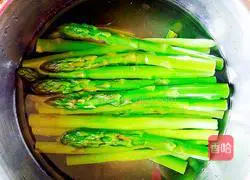 Illustration of how to make bacon and asparagus 5