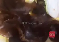 Illustration of how to make sweet and sour black and white vegetables 6