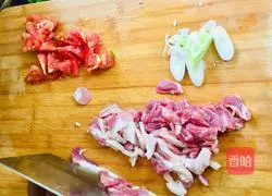 Illustration of how to make stir-fried pork with beans 1