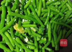 Illustration of how to make stir-fried green beans 4