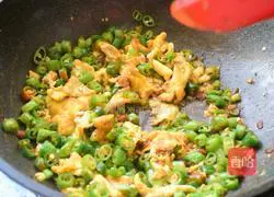 Illustration of how to make fried chili eggs with sauce 6