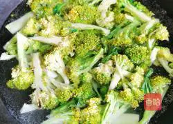 Illustration of how to make fried shrimps with broccoli 4
