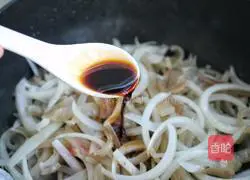Illustration of how to stir-fry pork skin with onions and peppers 9